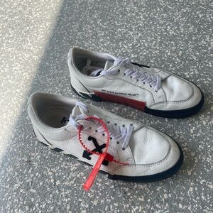 OFF WHITE Sneakers size 39 good condition, the red tag is slightly damaged